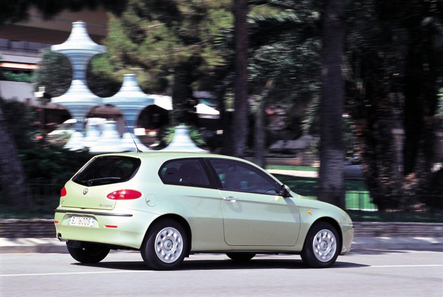  Alfa Romeo 147 3-Door (937A) 2000 года  (фото 36 из 43)